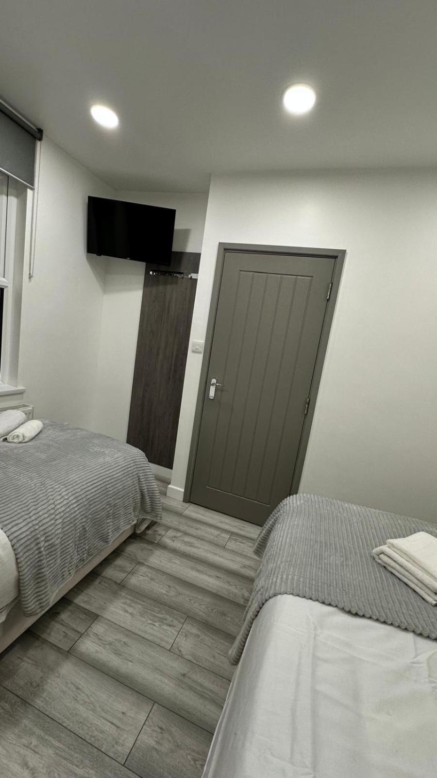 Fully Furbished Entire Flat 2 Apartment London