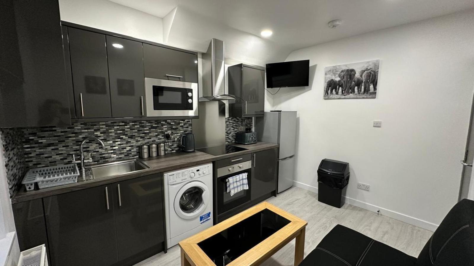 Fully Furbished Entire Flat 2 Apartment *