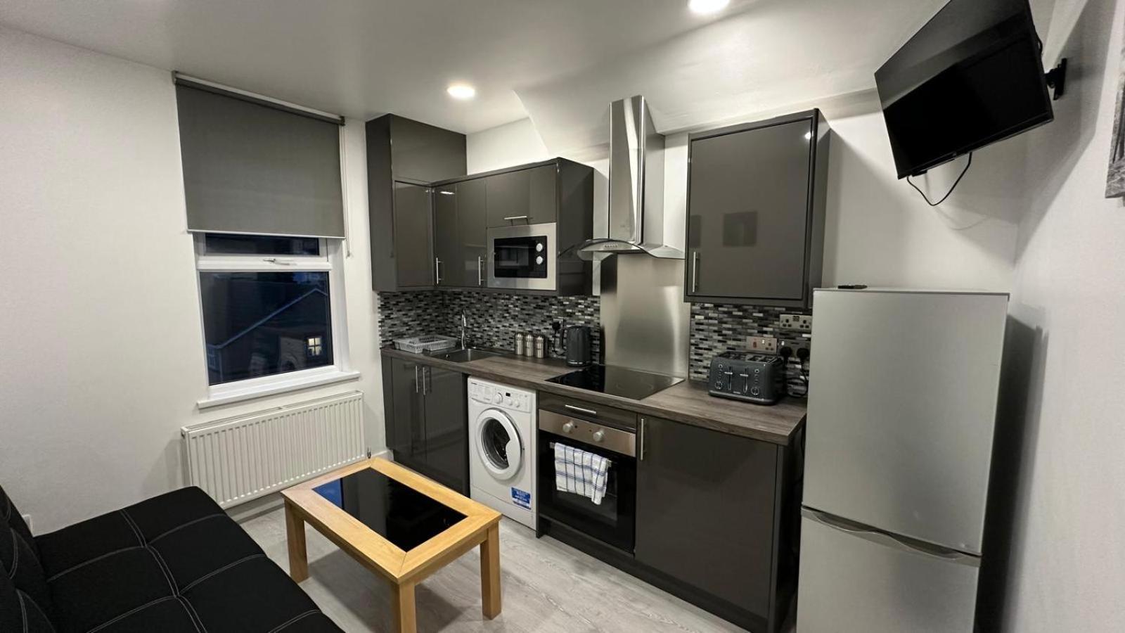 Apartment Fully Furbished Entire Flat 2 London